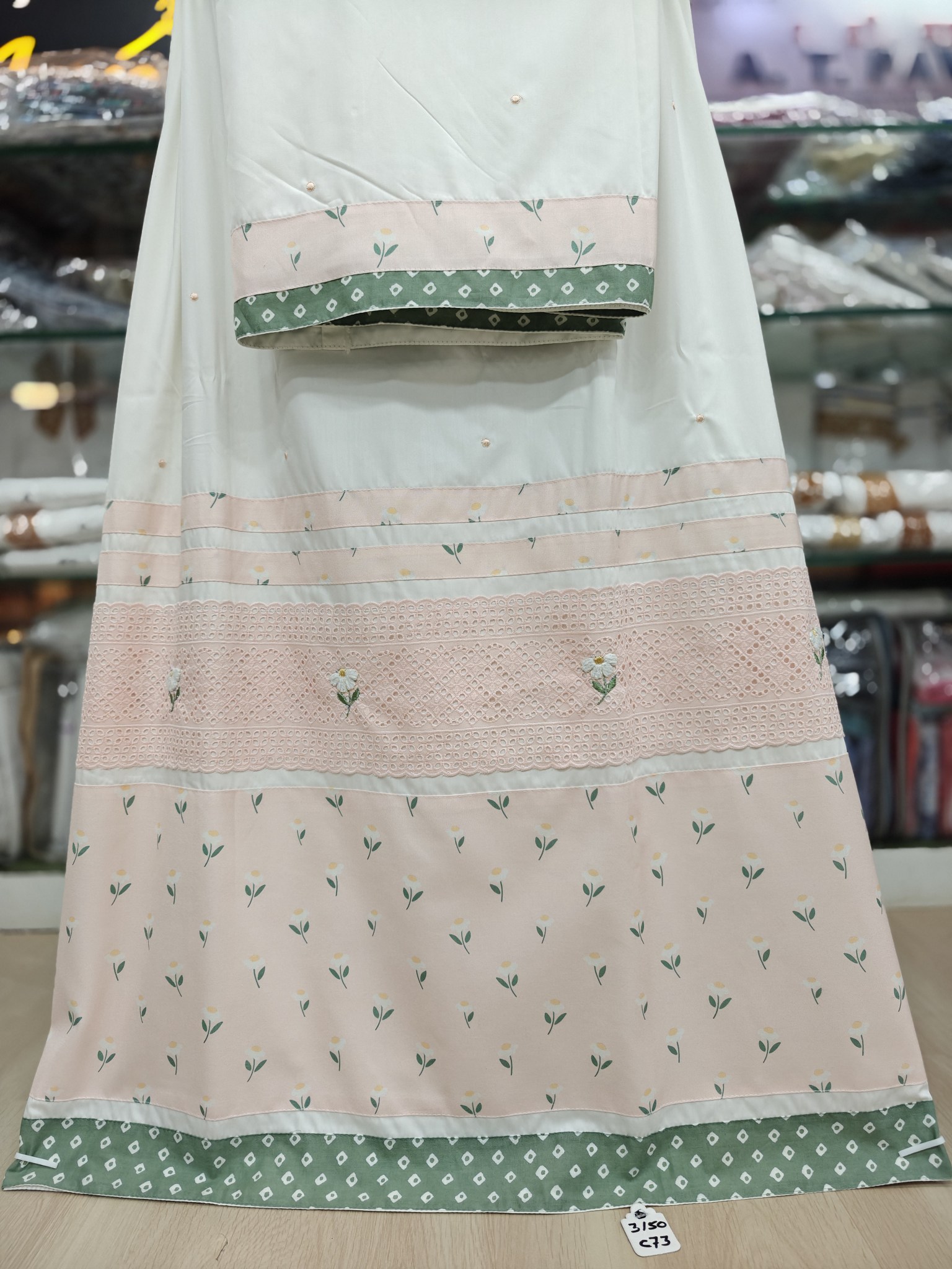  White Rida with Embroidered Flowers 